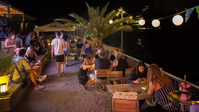 'Jetzt freuen wir uns darauf, den Menschen aus Haßfurt und Umgebung einen Ort zu schaffen, an dem sich Jung und Alt treffen und wohlfühlen können', versprechen die Betreiber des Haßfurter Stadtstrandes am Hafen, für den jetzt das Landratsamt die erforderliche Genehmigung erteilt hat.