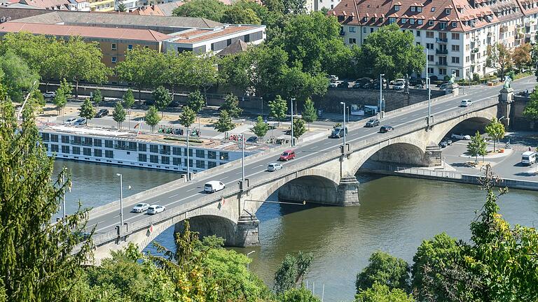 Kommt neben der Löwenbrücke (Bild) in Zukunft eine eigene Fahrradbrücke? Das soll nun geprüft werden.