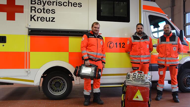 Aufgrund mehrerer Glücksfälle konnte Michael Lehmann, der in der Franz-Marschall-Straße einen Herzinfarkt erlitt, geholfen werden. Das war unter anderem den Notfallsanitätern Florian Barthelmes (mit einem Defibrillator in der Hand), Elias Holzheimer und Georg Hein (von links) zu verdanken. Aufgrund mehrerer Glücksfälle konnte Michael Lehmann, der in der Franz-Marschall-Straße einen Herzinfarkt erlitt, geholfen werden. Das war unter anderem den Notfallsanitätern Florian Barthelmes (mit einem Defibrillator in der Hand), Elias Holzheimer und Georg Hein (von links) zu verdanken.