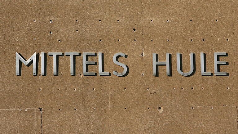 Bayerns Haupt- und Mittelschulen droht Lehrermangel.jpeg       -  Bayerns Haupt- und Mittelschulen droht Lehrermangel Die beschädigte Schrift an einer Mittelschule in Dresden, fotografiert am 09.01.2009. An Bayerns Haupt- und Mittelschulen werden nach den Schülern in den kommenden Jahren auch die Lehrer knapp. Das geht aus den Prognosen des Kultusministeriums zu Schülerzahl und Lehrerbedarf hervor. Foto: Ralf Hirschberger dpa/lby (zu lby 7167 vom 12.10.2010) +++ dpa-Bildfunk +++AGENTURBILD DPA picture-alliance.com picture alliance dpa-archiv dpa-langzeitarchiv