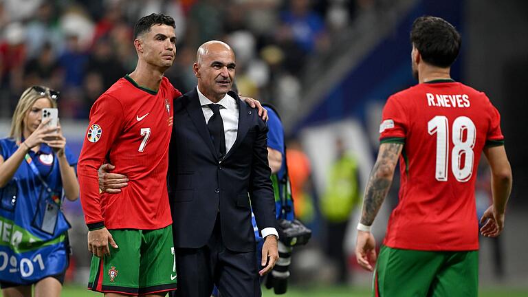 Cristiano Ronaldo (l.)       -  Ronaldo musste nach seinem verschossenen Elfmeter getröstet werden.