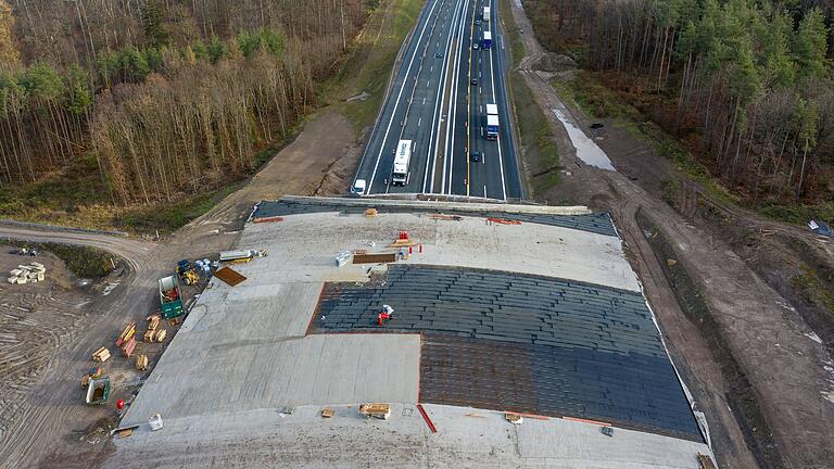 Die gewaltige Brücke bei Abtswind, aufgenommen mit der Drohne im Dezember 2023.