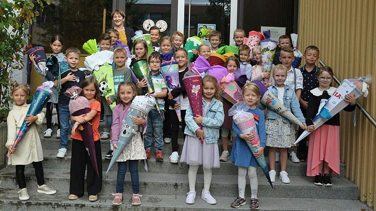 16 Mädchen und zwölf Buben besuchen seit Dienstag die Klasse 1b der Grundschule Hofheim. Sie werden von Lehrerin Margitte Hardung-Eller unterrichtet.