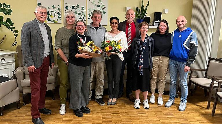 Verabschiedung von Horst Gandziarowski aus dem Vorstand (von links) Hartmut Bräuer, Barbara Stanzel, Ulrike Hahn, Horst Gandziarowski, Monika Müller, Erich Servatius, Regine Scheder, Sabine Herrmann, Max Müller.