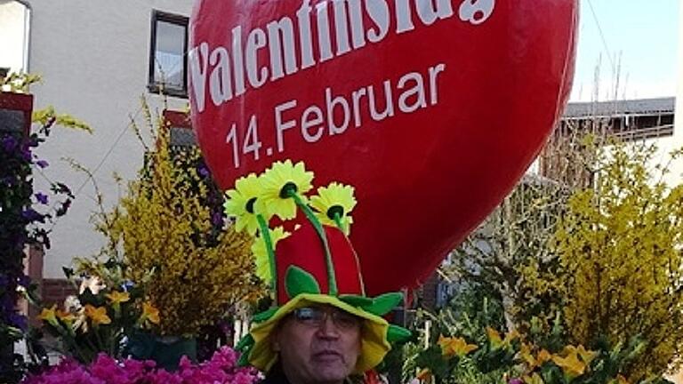 Farbenprächtig: Valentinstags-Wagen in Uettingen.