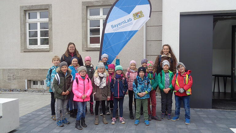 Gruppenfoto vor dem BayernLab.