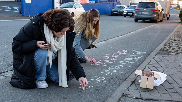 Vivien Roßmann (links) und Julia Spengler kreiden verbale sexuelle Belästigung auf Würzburgs Straßen an, um das Thema ins Bewusstsein der Menschen zu rücken. Denn: Catcalling ist kein Kompliment.