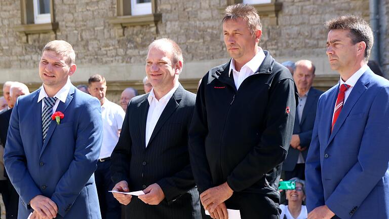 Mit&nbsp; dem Treueschwur wurden (von links) Jens Völker (Reuchelheim), Michael Volk (Büchold), Matthias Schwing (Büchold) und Armin Sauer (Schwebenried) als neue Feldgeschworene vereidigt.