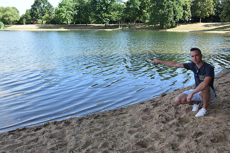 Sebastian Pfister zeigt die Stelle am Schweinfurter Baggersee, wo er sich ins Wasser stürzte, um mitzuhelfen, den 22-jährigen Studenten etwa 20 Meter vom Ufer entfernt aus dem Wasser zu holen.