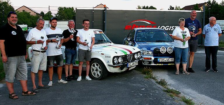 Die Sieger der Haßberg-Retro-Rallye (von links): Schatzmeister Steffen Weiglein, Thomas und Nico Meyer, Wolfgang und Fabian Michalsky, Kerstin und Martin Zauleck und Rallyeleiter Arnold Genslein.