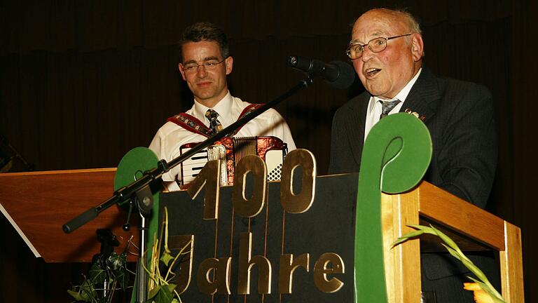 Franz Muth, Gründer der Erlabrunner Blaskapelle und Opa von Frank Kümmet, im Jahr 2006 bei einem Chortreffen anlässlich des 100-jährigen Bestehens des MGV Erlabrunn. Franz Muth, Gründer der Erlabrunner Blaskapelle und Opa von Frank Kümmet, im Jahr 2006 bei einem Chortreffen anlässlich des 100-jährigen Bestehens des MGV Erlabrunn.