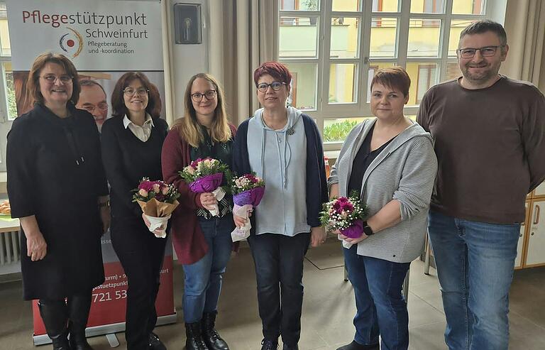 Verabschiedung: (von links) Petra Licha-Hofmann mit Esther Röhner, Rebecca Lesch, Konstanze Jünemann-Dietz, Monika Albert und Matthias Foitzik. Verabschiedung: (von links) Petra Licha-Hofmann mit Esther Röhner, Rebecca Lesch, Konstanze Jünemann-Dietz, Monika Albert und Matthias Foitzik.