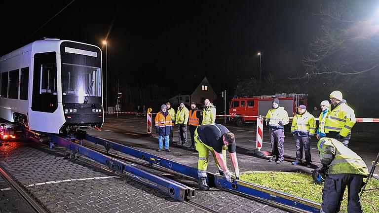 Der erste Straßenbahnzug aus Leipzig ist da. Das Abladen des ersten GT-F-Zugs am Heuchelhof erfolgte am 17. Dezember von einem Tieflader aus Leipzig.
