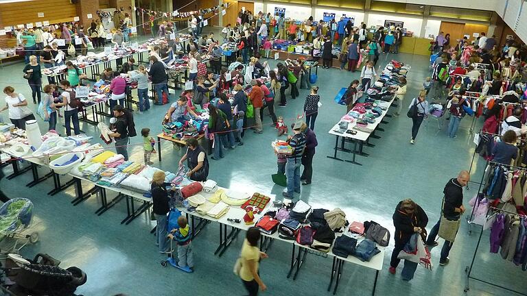 Auf dem Kinderkleidermarkt Zellerau in Würzburg locken am Samstag Schnäppchen rund ums Kind: von Kleidung über Spielsachen bis hin zu Kinderwägen. Auf dem Kinderkleidermarkt Zellerau in Würzburg locken am Samstag Schnäppchen rund ums Kind: von Kleidung über Spielsachen bis hin zu Kinderwägen.