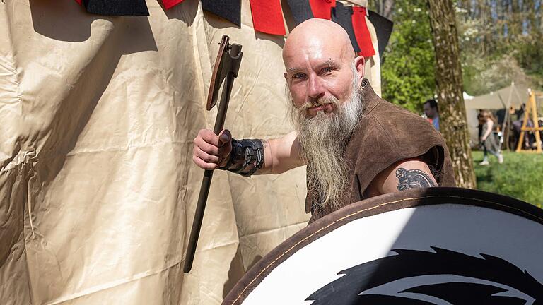 Über tausend Menschen kamen am Wochenende zum Mittelaltermarkt und Fantasyfestival in Gaukönigshofen (Lkr. Würzburg). Über tausend Menschen kamen am Wochenende zum Mittelaltermarkt und Fantasyfestival in Gaukönigshofen (Lkr. Würzburg).