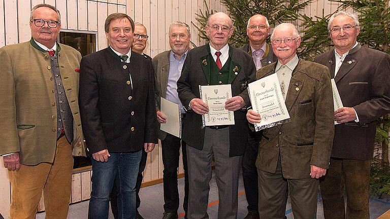 Im Mittelpunkt der Jahresversammlung der BJV-Kreisgruppe Karlstadt stand die Ehrung langjähriger Mitglieder. Sie wurden vom Vorsitzenden Wolfgang Kunz und dem Stellvertreter Elmar Kütt mit Urkunden und Nadeln ausgezeichnet (von links): Wolfgang Kunz (Karlstadt), Elmar Kütt (Eußenheim), Kurt Kuhn (Karlstadt), Gerth Müller (Thüngen), Dieter Holzer (Thüngen), Günter Birnbaum (Cardolzburg), Erwin Weßenberger (Werneck) und Hilmar Liebler (Karlstadt).