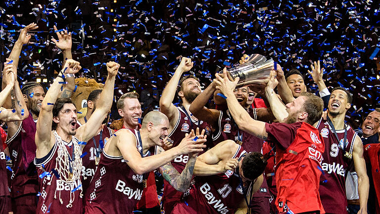 FC Bayern München Baketball       -  ARCHIV - 16.06.2018, Bayern, München: Basketball: Bundesliga, FC Bayern München - ALBA Berlin, Meisterschaftsrunde, Finale, 5. Spieltag im Audi Dome. Münchens Spieler feiern den Gewinn der deutschen Meisterschaft.    (zu dpa 'Trainer-Umfrage: Bayern-Basketballer klarer Favorit auf Meistertitel' vom 25.09.2018) Foto: Matthias Balk/dpa +++ dpa-Bildfunk +++