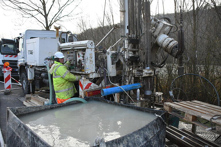 Zum Spülen während des Bohrvorgangs muss sauberes Trinkwasser verwendet werden, um eine Verschmutzung des Grundwassers zu vermeiden.&nbsp;