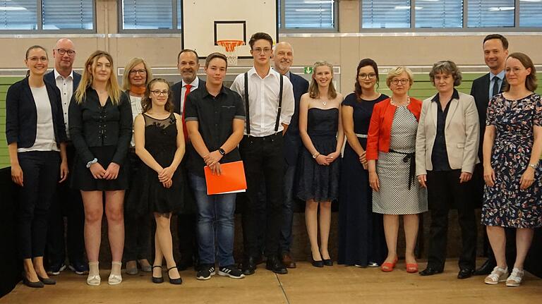 Besondere Ehre für Landrat Florian Töpper, zweiter Bürgermeister Erich Servatius und Vertreter ortsansässiger Unternehmen: die Auszeichnung für die besten Absolventen dieses Jahrgangs der Ludwig-Derleth-Realschule. Besondere Ehre für Landrat Florian Töpper, zweiter Bürgermeister Erich Servatius und Vertreter ortsansässiger Unternehmen: die Auszeichnung für die besten Absolventen dieses Jahrgangs der Ludwig-Derleth-Realschule.