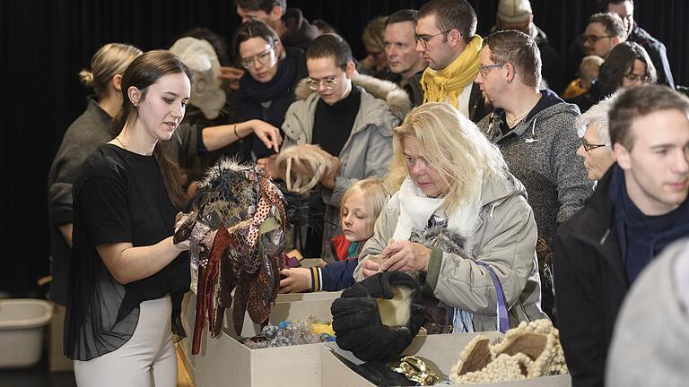 Volles Haus beim Kostümverkauf: Das Mainfranken Theater hatte zum großen Flohmarkt der Theatergewerke geladen.