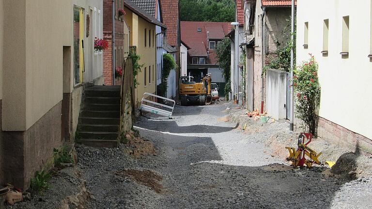 Dass es mit der Sanierung von Gassen in Langendorf vorangeht, freut Bürgermeister Johannes Krumm.