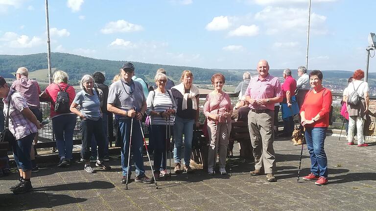 Die Wandergruppe auf der Aussichtsplattform der Clingenburg.