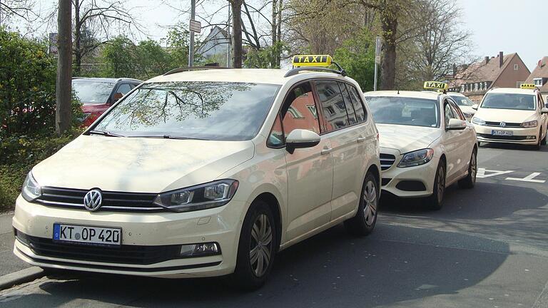 Die Taxi-Unternehmer im Landkreis Kitzingen haben mit verschiedenen Problemstellungen zu kämpfen. Die Taxi-Unternehmer im Landkreis Kitzingen haben mit verschiedenen Problemstellungen zu kämpfen.