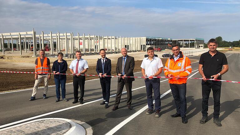 Freigabe der neuen Linksabbiegespur 'Am alten Weg' zum Norma-Logistikzentrum: (von links) Jürgen Kneißl (Stadtbauamt), Stadtbaumeisterin Maria Hoffmann,&nbsp; Norma-Expansionsleiter Uwe Sonneberg, Bürgermeister Thorsten Wozniak, Norma-Niederlassungsleiter Franz Fritzschenschaft, Architekt Martin Giedl, Rüdiger Köhler vom Staatlichen Bauamt und Martin Barthelme (Tiefbau Müller).