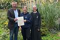 Im Garten der St.-Ursula-Schule überreichte zur großen Freude von Schulleiterin Sr. Katharina Merz (OSU) der Ministerialbeauftragte für die Realschulen in Unterfranken, RSD Marcus Ramsteiner, Sophia Wolf ihre Auszeichnung.