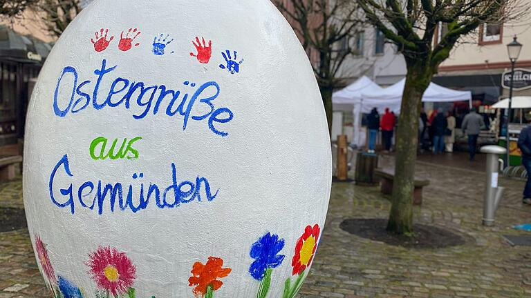 Regen und Windböen führten zu erschwerten Bedingungen auf dem Frühjahrsmarkt in der Gemündener Altstadt. Zwei Foodtrucks mussten sogar abbauen.