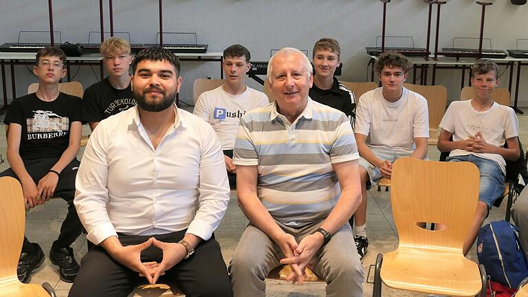 Mahdi Hosseini und Norbert Endres im Musiksaal der Realschule Marktheidenfeld. Beide beantworten die zahlreichen Fragen der Schülerinnen und Schüler der Realschule Marktheidenfeld zum Thema Flüchtlingshilfe und Integration. Mahdi Hosseini und Norbert Endres im Musiksaal der Realschule Marktheidenfeld. Beide beantworten die zahlreichen Fragen der Schülerinnen und Schüler der Realschule Marktheidenfeld zum Thema Flüchtlingshilfe und Integration.