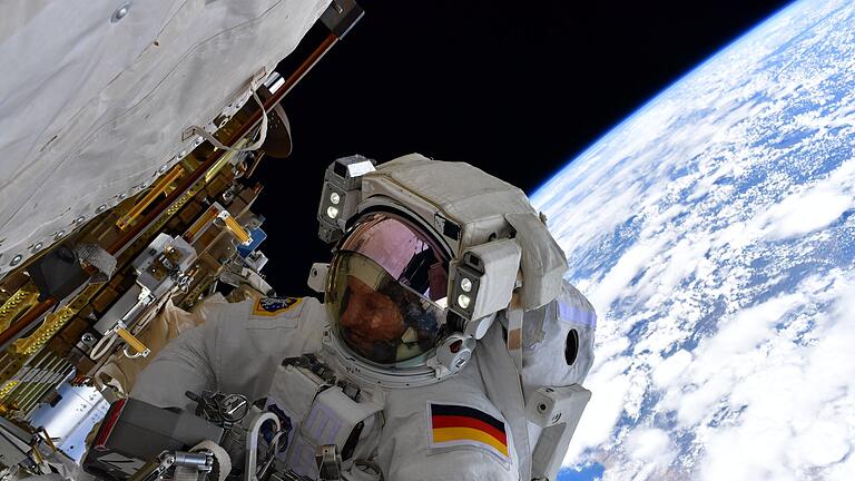 Begeisterung im All       -  Bei längeren Außeneinsätzen landet bei Astronauten mal was in der Windel. (Archivbild)