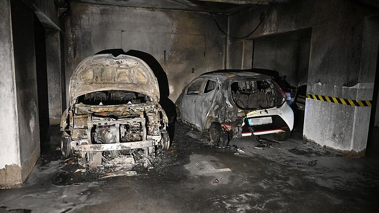 Am frühen Dienstagvormittag stehen die beiden ausgebrannten Autos noch in der Tiefgarage eines Mehrfamilienhauses in der Brückenstraße in Marktheidenfeld.