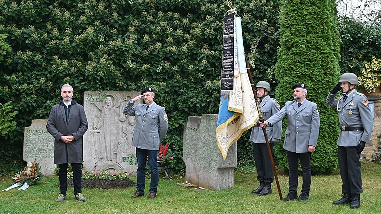 Totengedenken am Mahnmal: von links Bürgermeister Thomas Heinrichs, der SRK Vorsitzende Daniel Lenhard sowie die Fahnenabordnung der SRK-Schallfeld Rainer Hawelka, Micheal Lenhard und Peter Pfister.