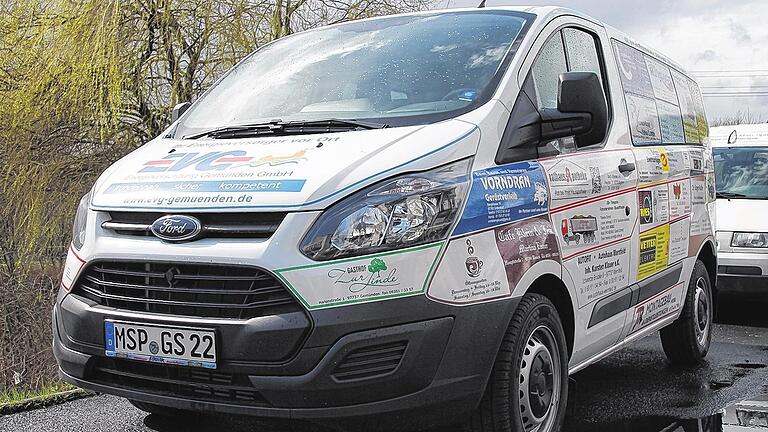 Teuer bezahltes Fahrzeug: Dieser Ford Transit, den das Gesundheitszentrum Main-Spessart in Gemünden fünf Jahre lang fahren darf, ist mit Werbeflächen kleiner Firmen im Wert von rund 80 000 Euro netto beklebt. Der Werbefirma Mobil Sport- und Öffentlichkeitswerbung blieben dabei etwa 55 000 Euro. Teuer bezahltes Fahrzeug: Dieser Ford Transit, den das Gesundheitszentrum Main-Spessart in Gemünden fünf Jahre lang fahren darf, ist mit Werbeflächen kleiner Firmen im Wert von rund 80 000 Euro netto beklebt. Der Werbefirma Mobil Sport- und Öffentlichkeitswerbung blieben dabei etwa 55 000 Euro.