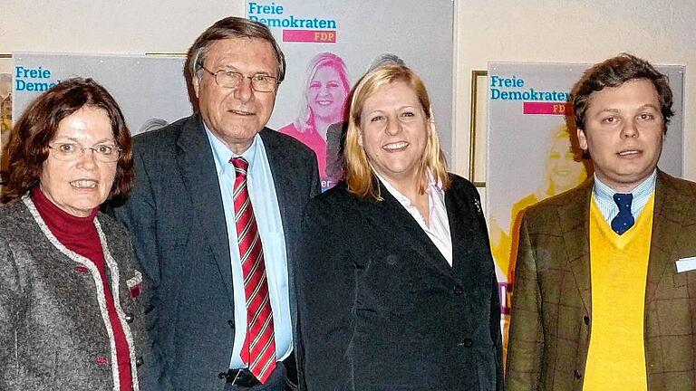 Mit dem Vortrag „Deutschlands Rolle in Europa und der Welt“ unterstützte der frühere FDP-Vorsitzende Wolfgang Gerhardt seine Partei im Landtagswahlkampf. Von links: Ersatzbewerberin Barbara Baier, Wolfgang Gerhardt, FDP-Landtagskandidatin Susanne Löffler und der Kreisvorsitzende der Benjamin Denzer. Mit dem Vortrag „Deutschlands Rolle in Europa und der Welt“ unterstützte der frühere FDP-Vorsitzende Wolfgang Gerhardt seine Partei im Landtagswahlkampf. Von links: Ersatzbewerberin Barbara Baier, Wolfgang Gerhardt, FDP-Landtagskandidatin Susanne Löffler und der Kreisvorsitzende der Benjamin Denzer.