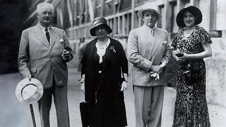 Familienfoto: Ernst und Betty Sachs mit Sohn Willy und dessen Ehefrau Elinor. Familienfoto: Ernst und Betty Sachs mit Sohn Willy und dessen Ehefrau Elinor.