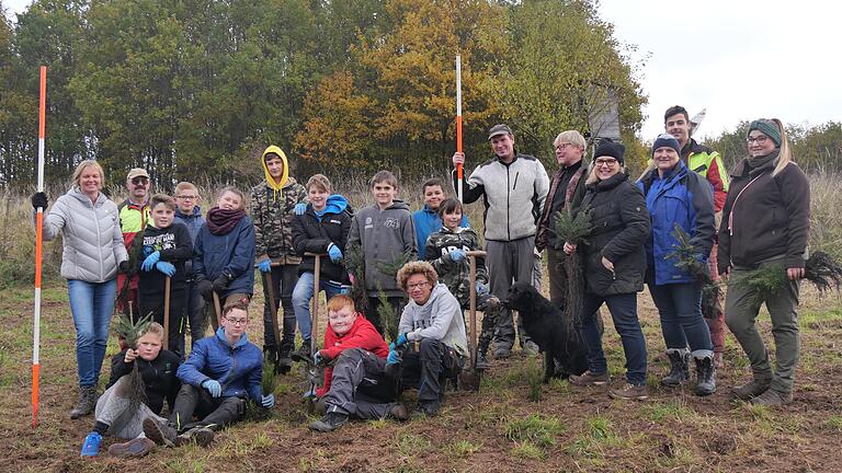 Ein großes Umweltprojekt setzten die drei 'Sachs-Töchter' Hildegard, Sybille und Hildegard (rechts) gemeinsam mit Lehrerin Susanne Baier und den Kindern der 7. Klasse der Burgsinner Sinngrund-Mittelschule, Bürgermeister Robert Herold (Mitte) sowie dem Betriebsleiter des Gemeindewaldes Hans-Peter Breisch und Forstmitarbeitern um. Sie spendierten und pflanzten 500 klimaangepasste Baumarten auf der Erdaushubdeponie der Bahn.