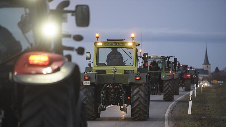 Um die 100 Landwirte fuhren am Mittwoch auf der B19 zwischen Unterpleichfeld und Bergtheim Kolonne. Sie protestierten gegen die aktuelle Landwirtschaftspolitik. Um die 100 Landwirte fuhren am Mittwoch auf der B19 zwischen Unterpleichfeld und Bergtheim Kolonne. Sie protestierten gegen die aktuelle Landwirtschaftspolitik.
