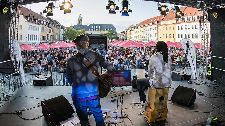Auch für Musiker etwas Besonderes: Die Stadtfest-Bühne am Marktplatz. Auch für Musiker etwas Besonderes: Die Stadtfest-Bühne am Marktplatz.