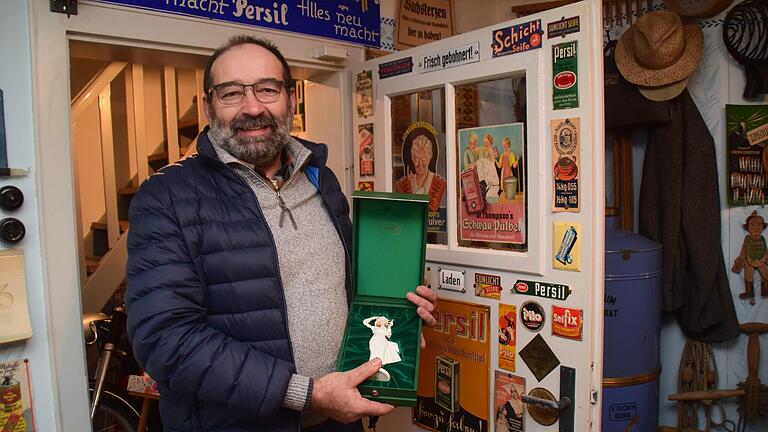 Erwin Därr sammelt alles, was mit Persil zu tun hat. Kurz vor Weihnachten ging einer seiner Wünsche in Erfüllung. Er bekam die 'Weiße Dame' aus Porzellan. Erwin Därr sammelt alles, was mit Persil zu tun hat. Kurz vor Weihnachten ging einer seiner Wünsche in Erfüllung. Er bekam die 'Weiße Dame' aus Porzellan.