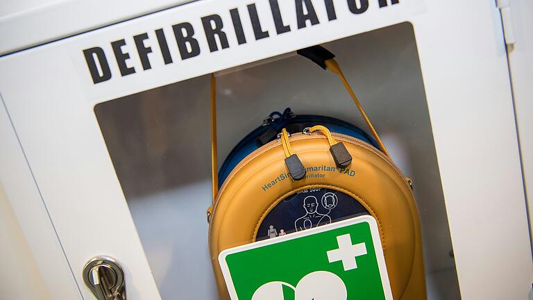 Drei zusätzliche Defibrillatoren werden im Stadtgebiet angebracht. Standorte sind bei der Touristinformation, im Wildpark und auf dem Martin-Luther-Platz.