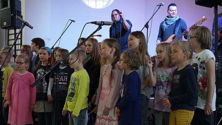 Zero meets Chorus       -  Ein Rockkonzert der besonderen Art in der evangelischen Erlöserkirche: Zusammen mit der Band 'Zero' traten die Kinder vom Singkreis Gerolzhofen und 'Popchor'n', ein Chor des örtlichen Liederkranzes, auf.