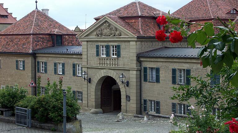 Das Schloss Castell befindet sich im Privatbesitz der Familie Castell-Castell und kann nicht besichtigt werden. Für die Öffentlichkeit zugänglich ist der Schlosspark.