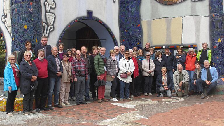 Die Reisegruppe vor der Hundertwasser-Kirche St. Barbara in Bärnbach.