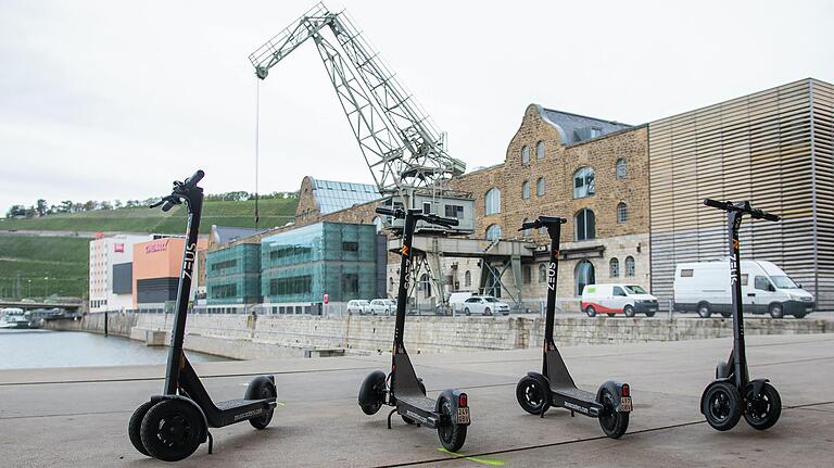 E-Roller-Start in Würzburg: Das irische Start-up ZEUS Scooters hatte am&nbsp; 10. Oktober 100 Roller in der ganzen Würzburger Innenstadt bereit gestellt.