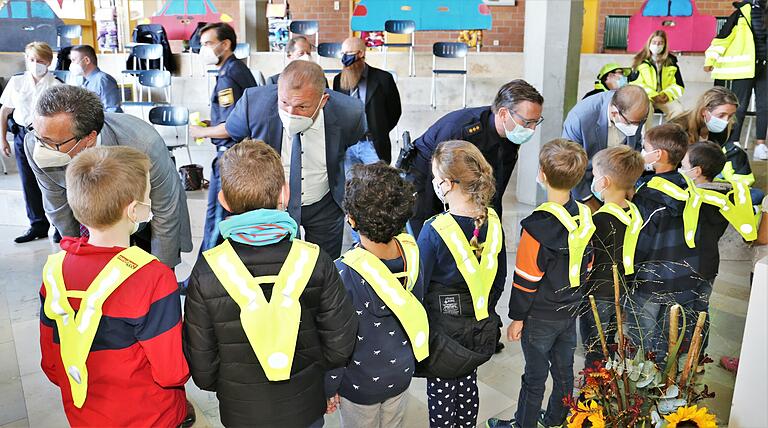 Die Klasse 1c der Veitshöchheimer Grundschule erhielt als erste die gelben Signaldreiecke.&nbsp;