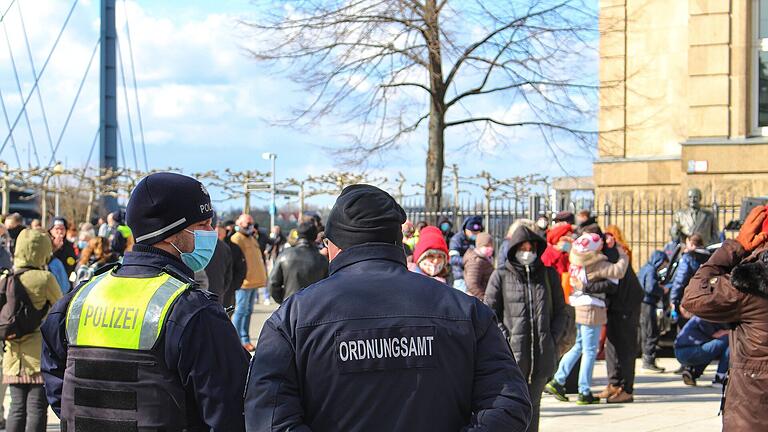 Am Montagabend versammelten sich in Hammelburg Demonstrant*innen zu einem 'Spaziergang' gegen die Corona-Maßnahmen. Der Aufmarsch war nicht angemeldet.       -  Am Montagabend versammelten sich in Hammelburg Demonstrant*innen zu einem 'Spaziergang' gegen die Corona-Maßnahmen. Der Aufmarsch war nicht angemeldet. (Symbolbild)