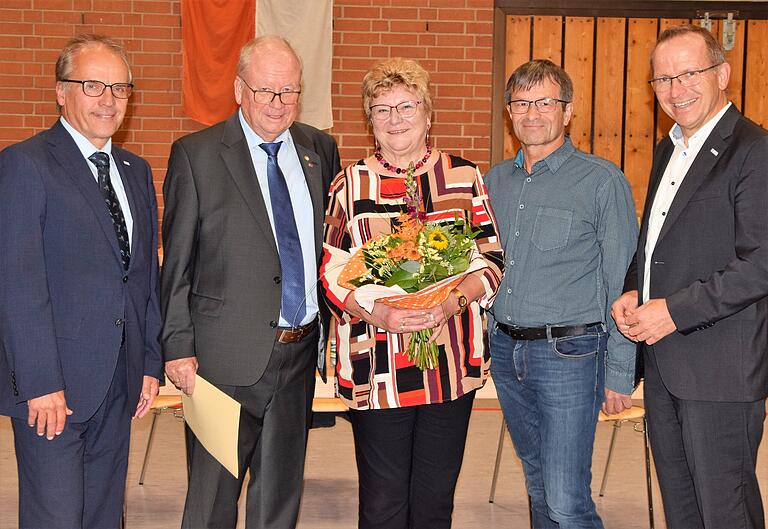 Karl-Heinz Hübner (Zweiter von links, neben ihm seine Frau Brigitte) wurde zum Ehrenvorsitzenden des BLSV-Sportkreises Main-Spessart ernannt. Ihm gratulierten (von links) Klaus Greier (stellvertretender Bezirksvorsitzender), Theo Anderlohr (neuer Vorsitzender) und BLSV-Präsident Jörg Ammon. Karl-Heinz Hübner (Zweiter von links, neben ihm seine Frau Brigitte) wurde zum Ehrenvorsitzenden des BLSV-Sportkreises Main-Spessart ernannt. Ihm gratulierten (von links) Klaus Greier (stellvertretender Bezirksvorsitzender), Theo Anderlohr (neuer Vorsitzender) und BLSV-Präsident Jörg Ammon.