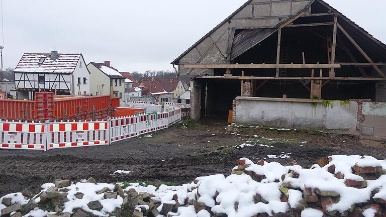 Das historische Fachwerk steht schon, sowohl beim Museum Maul (links) wie in der künftigen Energiescheune. In der Neuen Mitte soll Baumaterial möglichst wiederverwertet werden, unter anderem aufgearbeiteter Beton aus einem Abbruchprojekt. Das historische Fachwerk steht schon, sowohl beim Museum Maul (links) wie in der künftigen Energiescheune. In der Neuen Mitte soll Baumaterial möglichst wiederverwertet werden, unter anderem aufgearbeiteter Beton aus einem Abbruchprojekt.